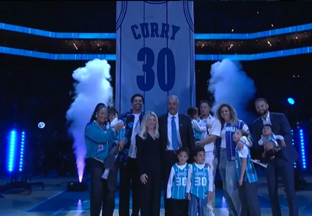 恭喜！黄蜂退役戴尔库里30号球衣库里全家到场见证父亲荣耀