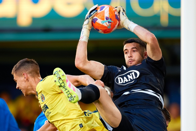 世体：加西亚将和家人、经纪人会谈，随后再决定是否加盟巴萨