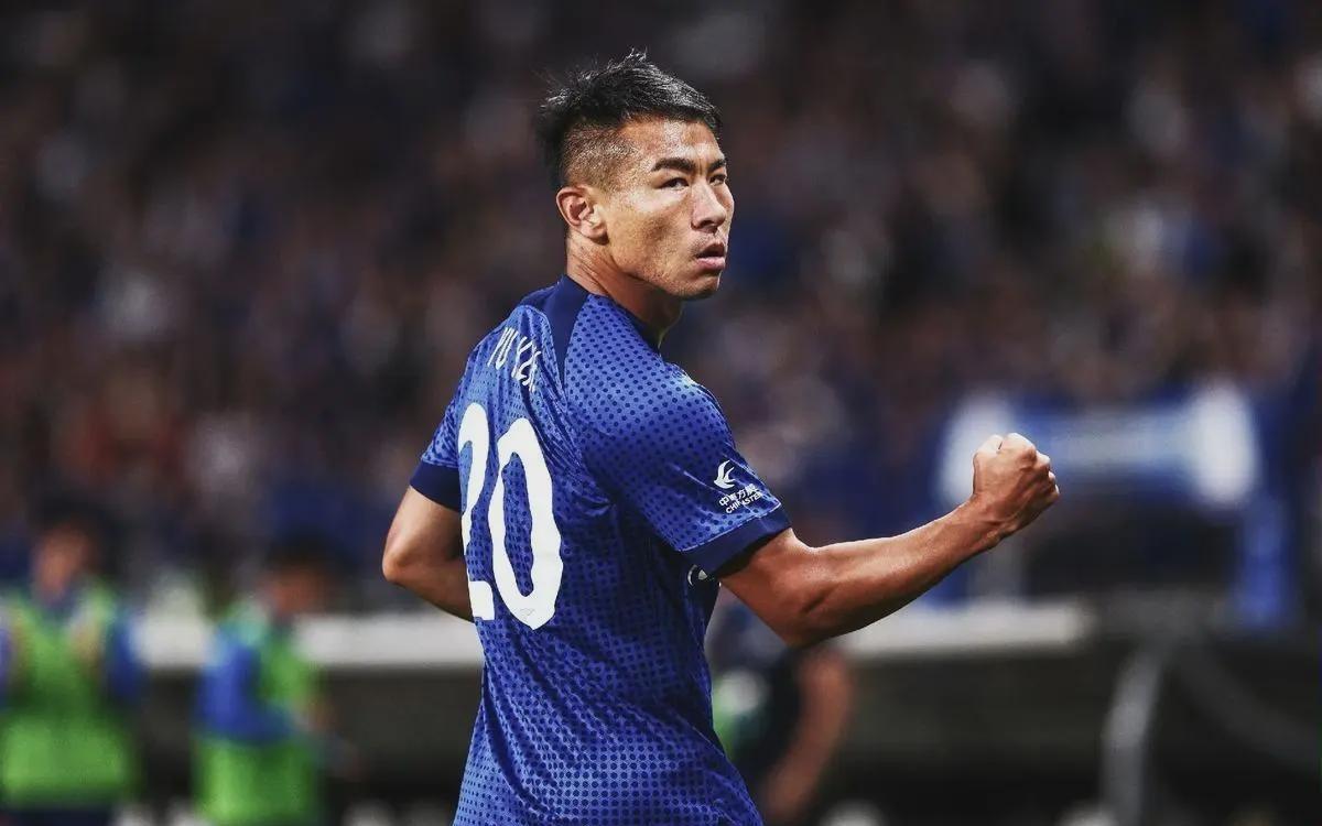 20分20秒致敬20年！于汉超用蓝色20号