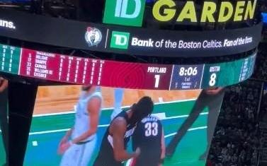 罗威被交易后首次回到绿军主场，绿军主场球迷为其送上掌声