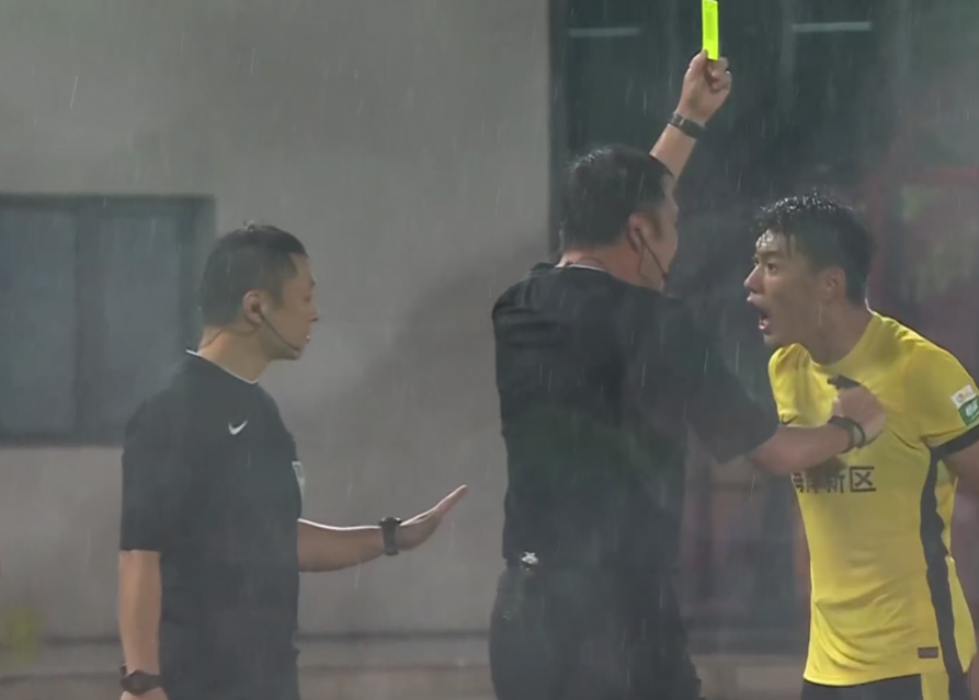 11！青岛西海岸半场遭遇“2红牌”，张呈栋疑似对裁判“国骂”