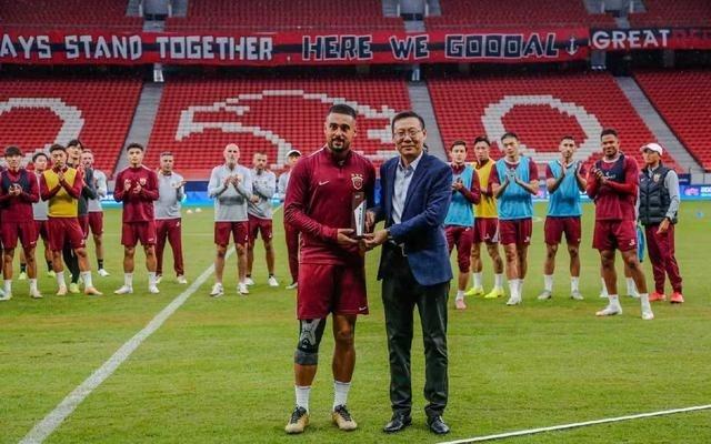 海港今日训练前，党总支书记沙良昌为