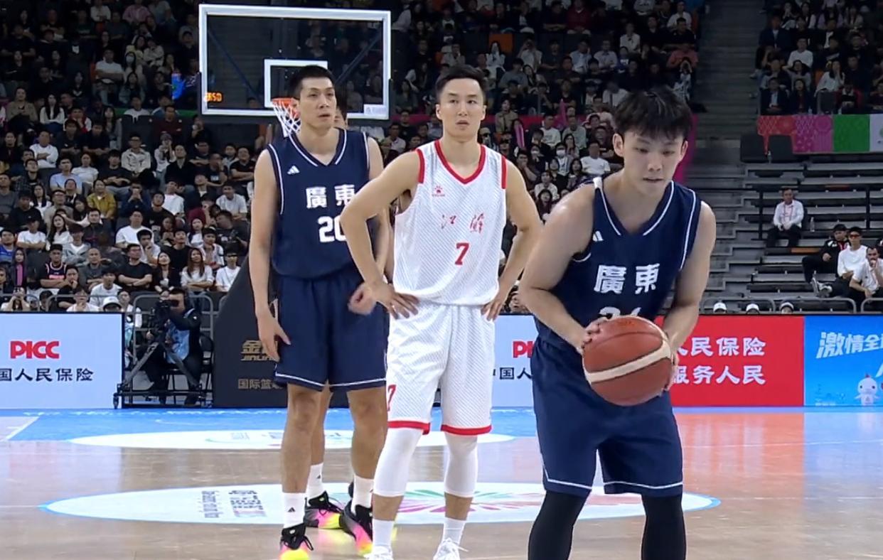 杜锋赌赢了!广东男篮险爆大冷,杜润旺被弃用,徐杰成“新老大”