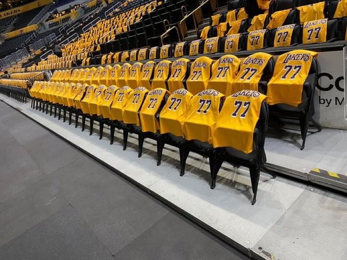 东契奇预计首秀！湖人主场每个座位上
