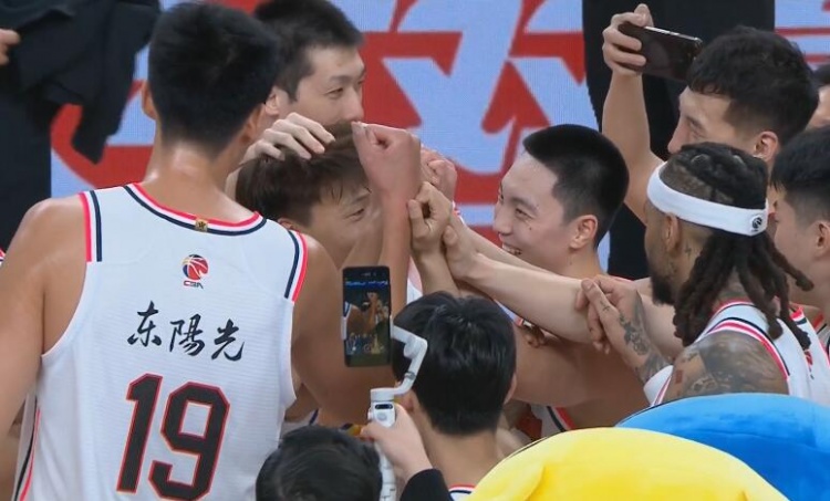 还是那个味儿！泪目赛后广东队将旧将赵睿围在中间碰拳