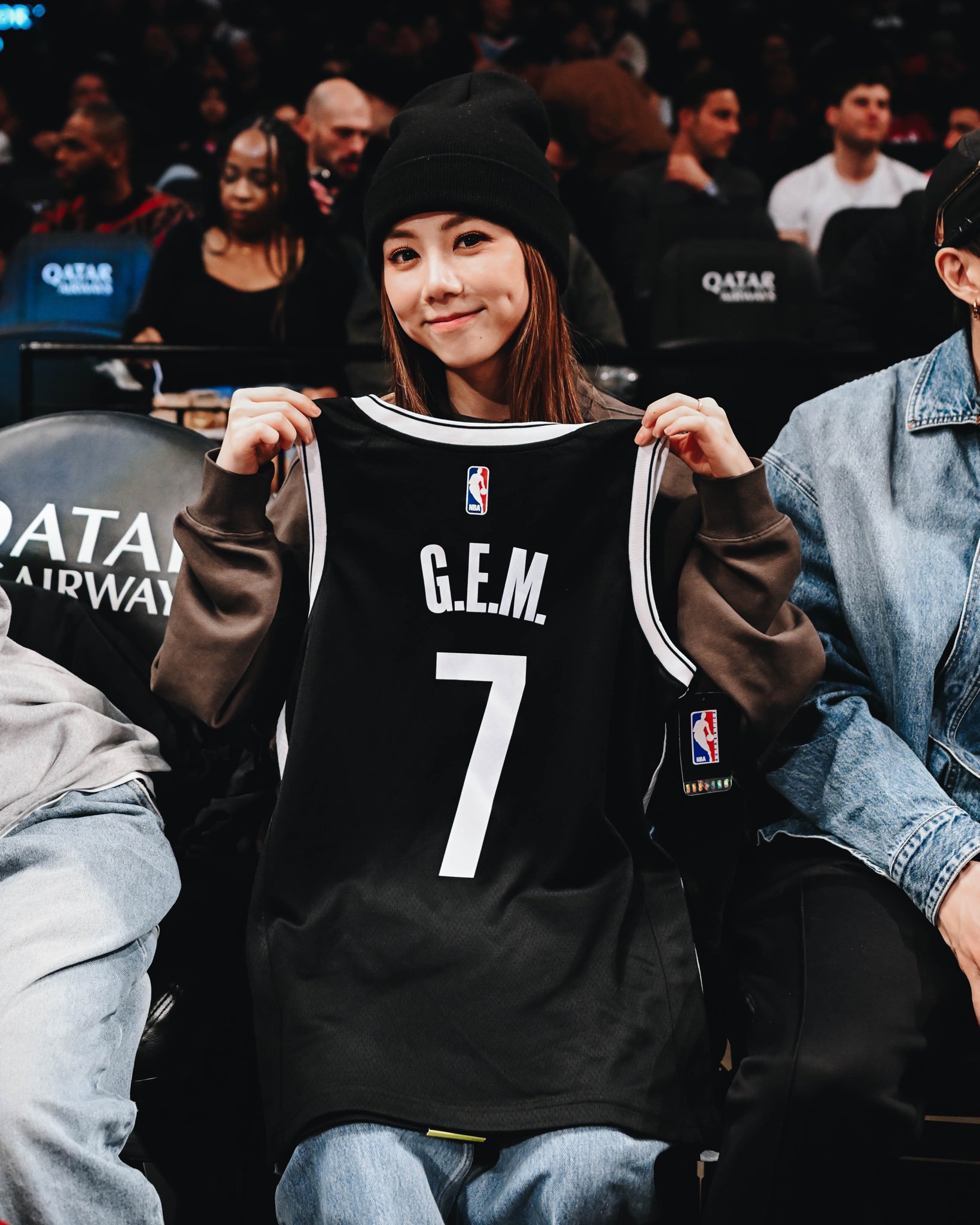 巨星降临邓紫棋观战NBA巴克莱中心赠7号球衣