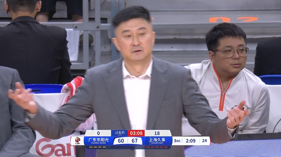 广东瞬间崩盘3分钟被轰一波180杜锋脸色铁青无奈摊手