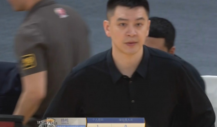 小巴里布朗突破造成李晓旭犯规杨鸣情绪激动抱怨裁判吃T！