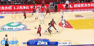 NBA级别的隔扣曾凡博快攻霸王踏步弹射起飞滑翔暴力劈扣