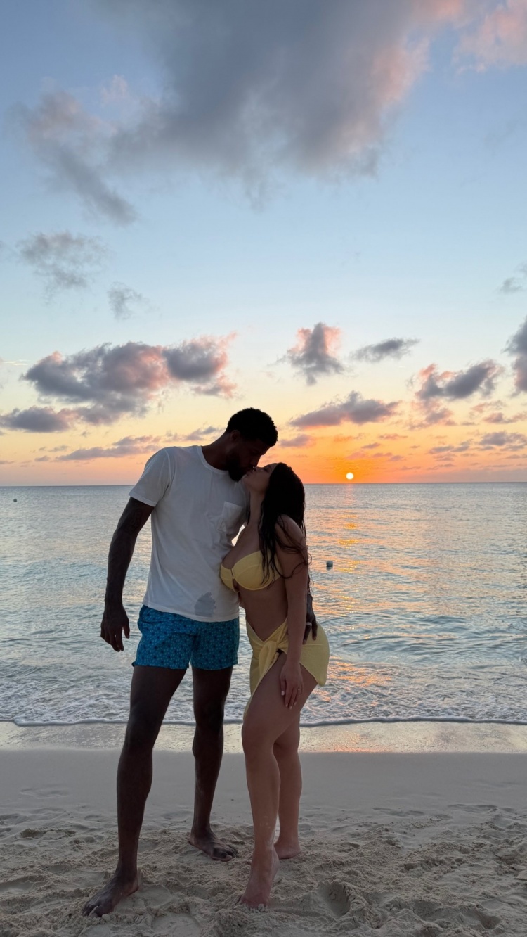 还是你会享受！乔治娇妻晒海边度假组照美好生活惹人羡