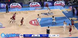 高度优势！周琦冲击篮筐连续内线得手帮助北京迫近比分