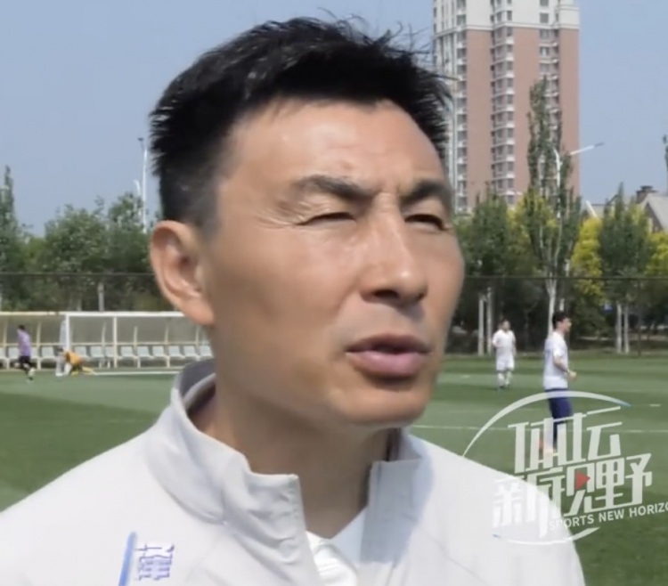 李玮锋寄语年轻国脚：少看新闻报道，静下心踢球，多向前辈学习