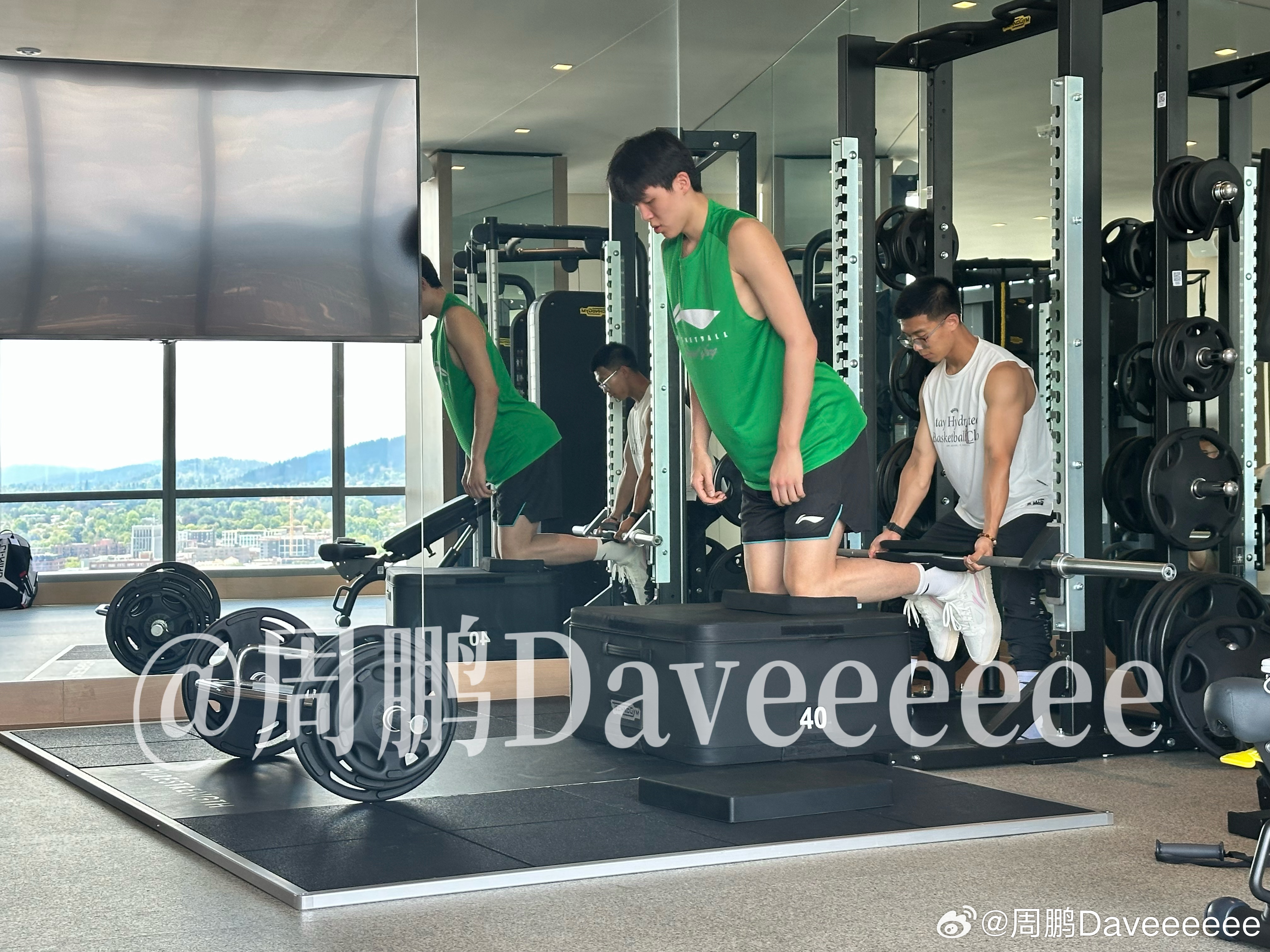 媒体人晒杨瀚森训练照：来到波特兰第二天今日主要练核心&上肢