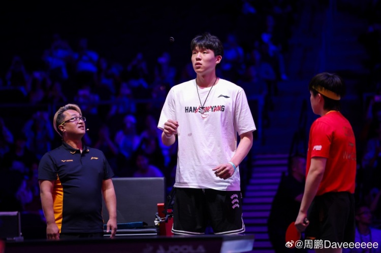 杨瀚森为王楚钦比赛挑边媒体人发布现场高清图小杨真帅啊