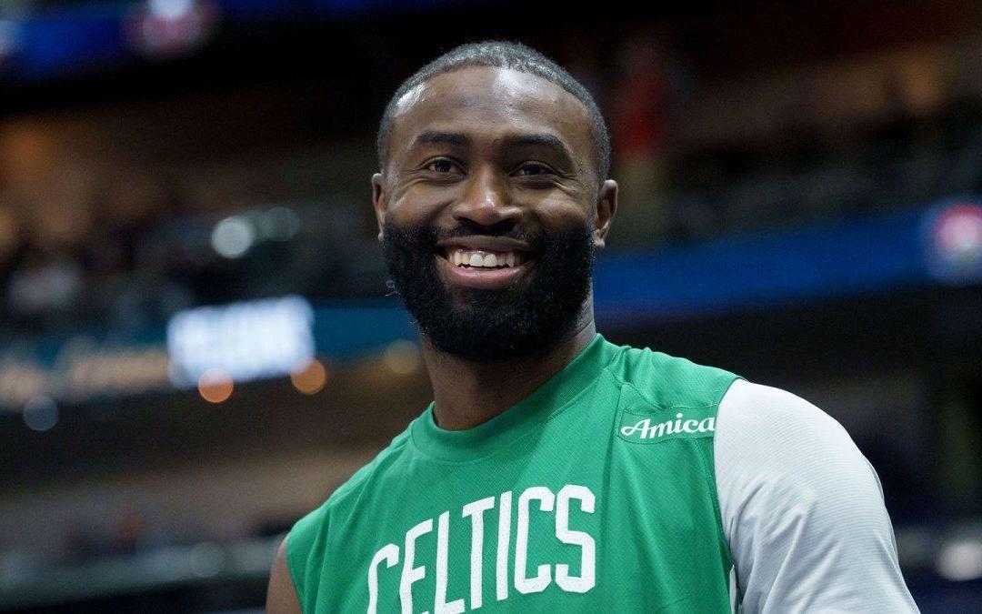 杰伦布朗和斯图尔特发生冲突，布朗挥拳后，两人均被判技术犯规