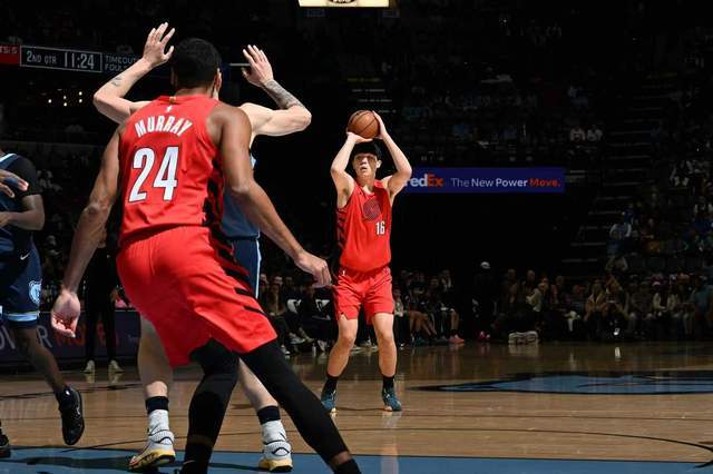 杨瀚森回应首次首发：上半场缩手缩脚