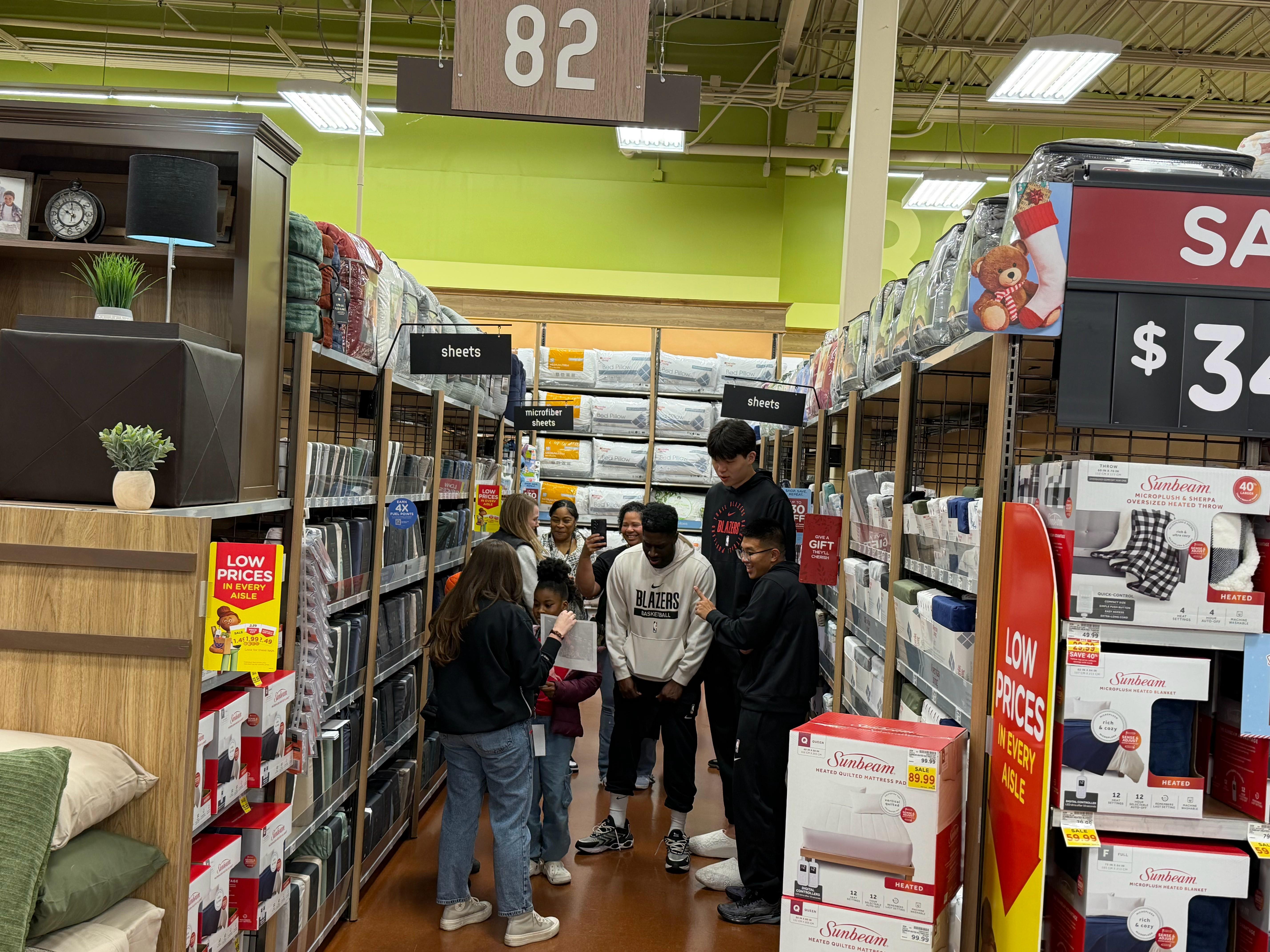 参加团建,杨瀚森随开拓者队在商场进行社区慈善行动