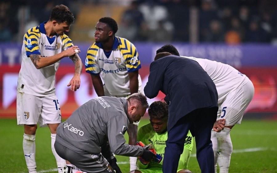 帕尔马官方：铃木彩艳左手中指及手舟