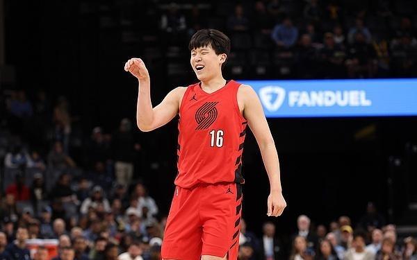 NBAl杨瀚森首次首发两次单打伊迪可圈可点