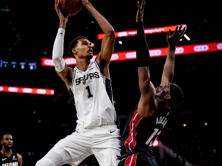 文班亚马27+18+6+5盖帽创NBA历史第