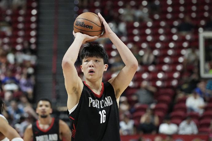 NBA首分来了！杨瀚森造犯规2罚全中，首秀超过姚明，半场打5分钟