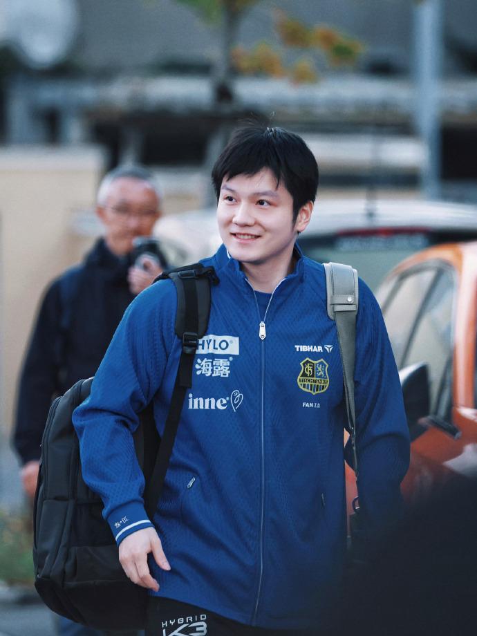 可爱樊振东开凯迪拉克豪车主场上班