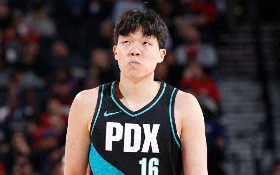 受歧视被弃用开拓者主教练最新回应杨瀚森争议，中国球迷懂了