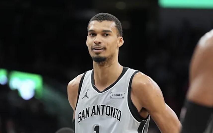 队记：文班亚马右脚踝酸痛，明日对阵丹佛掘金出战成疑