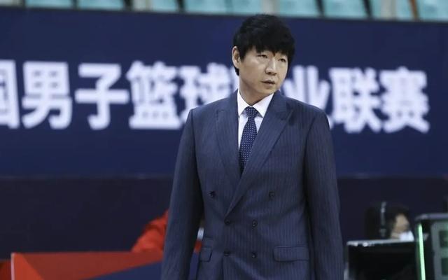 山东男篮最新消息!第三外援浮出水面,克里斯提前归队