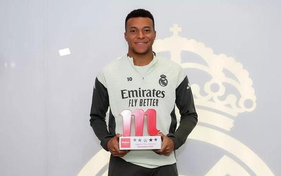 荣耀时刻，姆巴佩领取皇马11月最佳球员奖