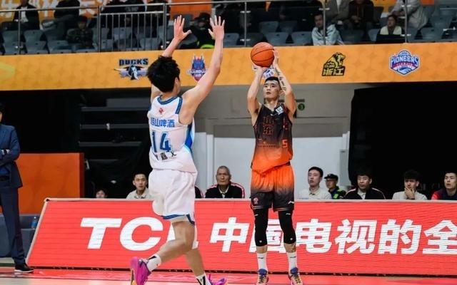 山东高速男篮昂首晋级俱乐部杯八强