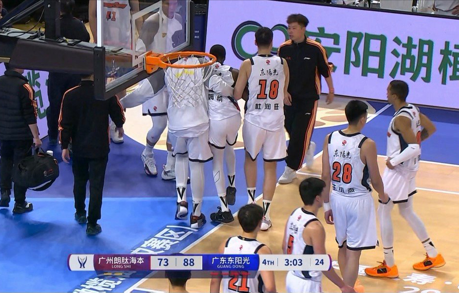 李祥波血染当场、萨姆纳扶出场，CBA