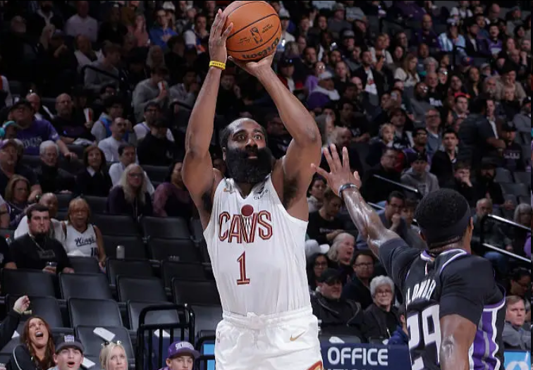 哈登骑士首秀下半场20分与米切尔携手率队取胜！国王惨遭12连败