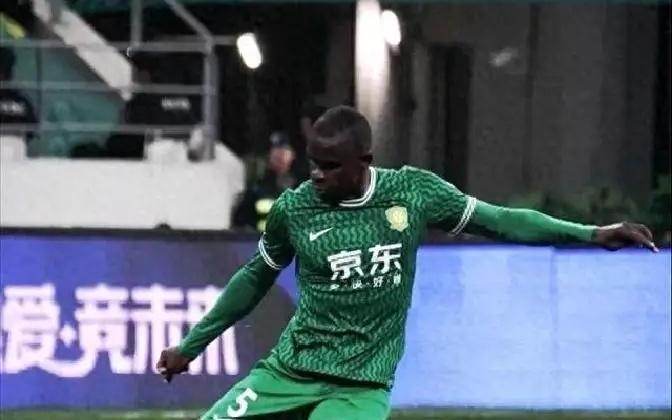 国安运气爆棚！恩加德乌超巨失误，复刻