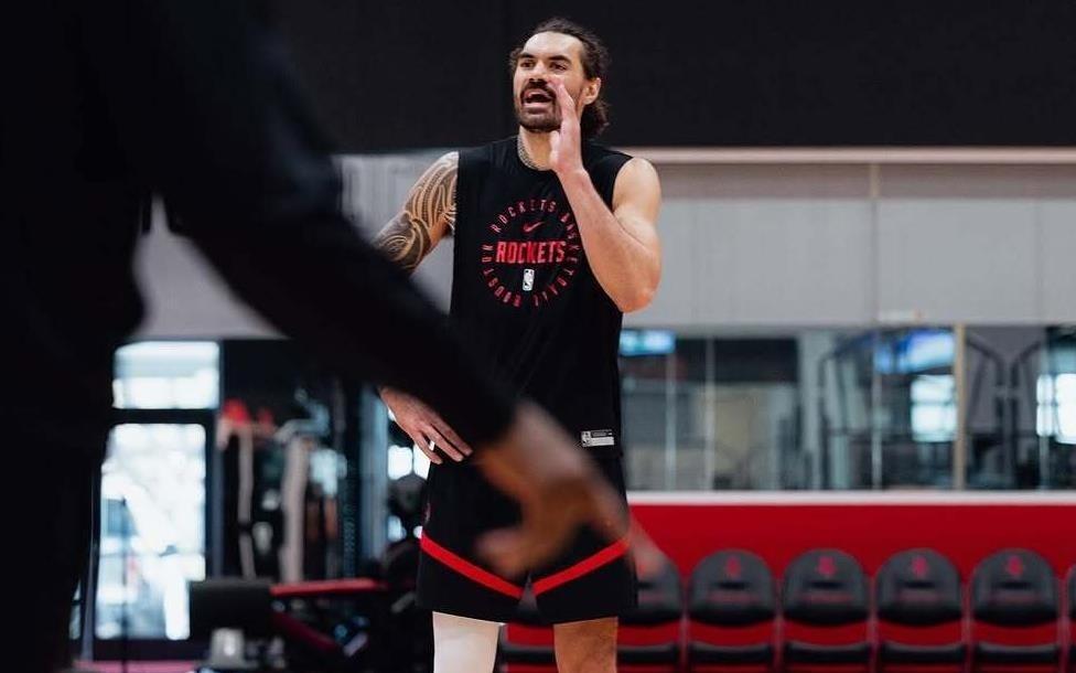 亚当斯转型底角三分12投10中,火箭内线再添新王牌!3900万超值