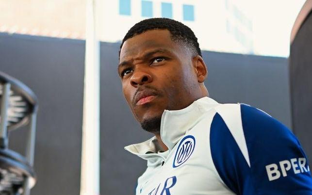 意媒：邓弗里斯和姆希塔良都可能错过