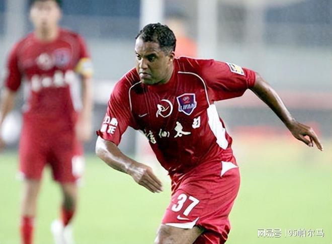 灵活的胖子或幼稚的小孩拿金靴当刺