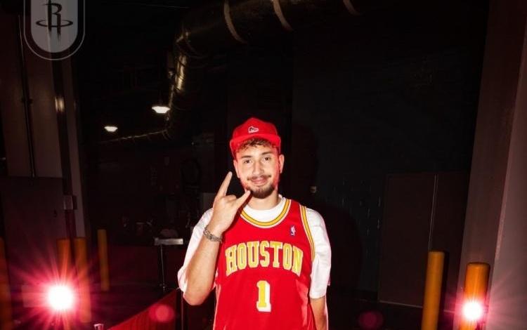 TMac！申京本场比赛入场时身穿的是麦