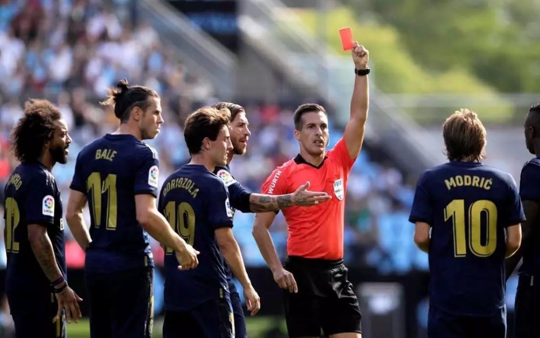 西甲前裁判：因罚下C罗被足协人员警告，之后两年没吹皇马比赛