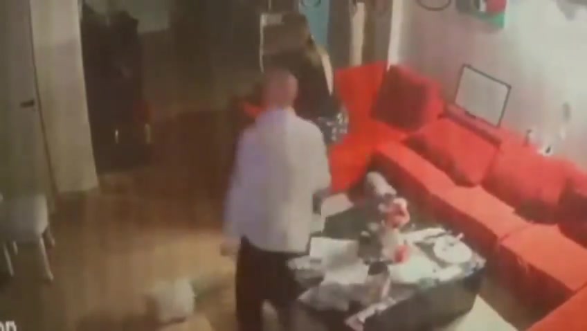 家中监控记录全程！莫利纳岳父岳母遭四名劫匪入室洗劫