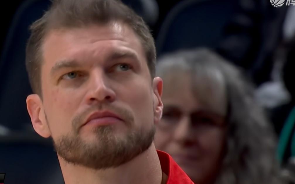 斯普利特服了！给杨瀚森特殊优待，单独拥抱小杨，这简直就是五赢