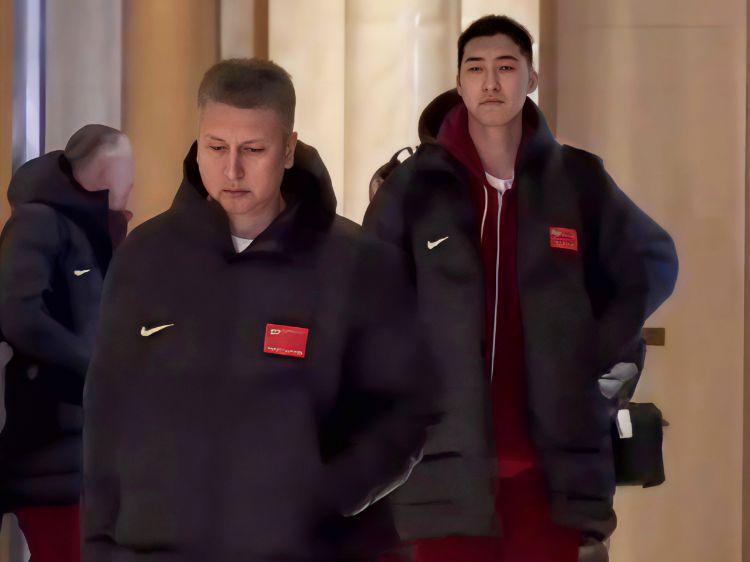 中国男篮除夕夜加练！每天只补贴300不嫌少,郭士强身先士卒没得说