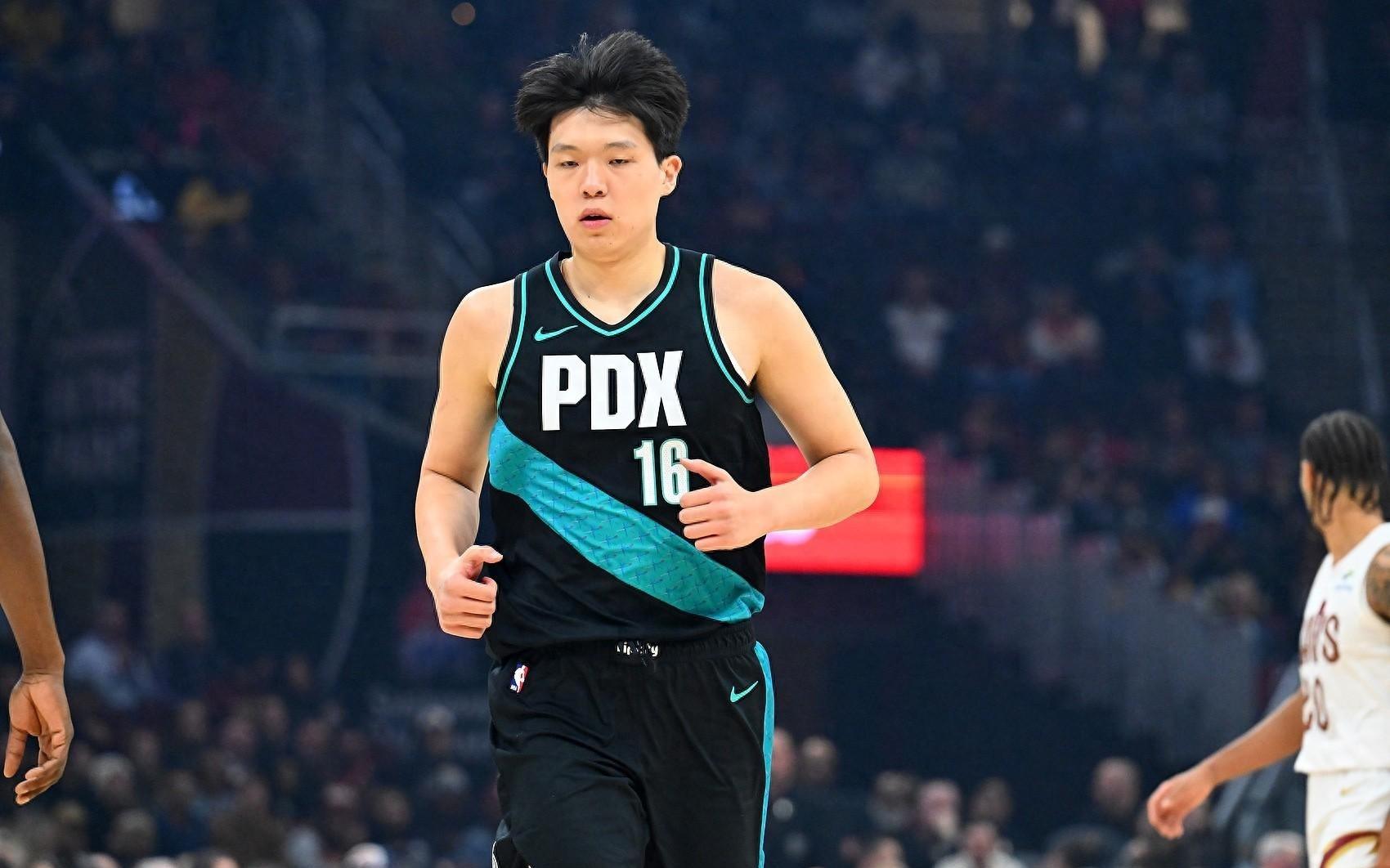 杨瀚森4分被打爆塞翁失马，主帅斯普利特用心良苦，球迷看懂了