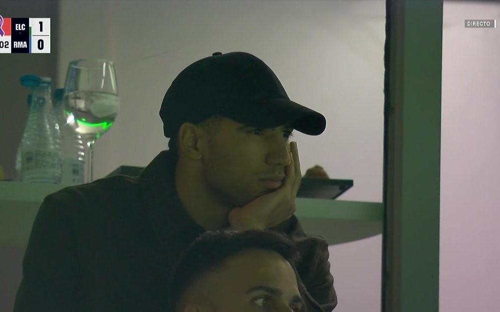 养伤期间看看球，阿什拉夫现场观看埃