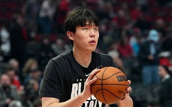 小编扣鸡腿，开拓者官方把下放的杨瀚森误写成双向合同球员