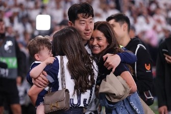 太陽報：熱刺球員在奪得歐聯(lián)杯之后，與家人和朋友一起慶祝勝利