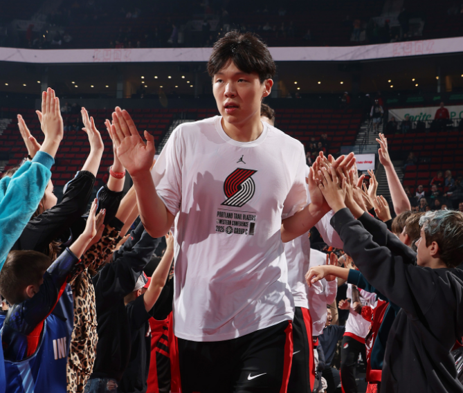 杨瀚森多惨：首遭弃用+无缘首战约基奇多短板变第4中锋将下放