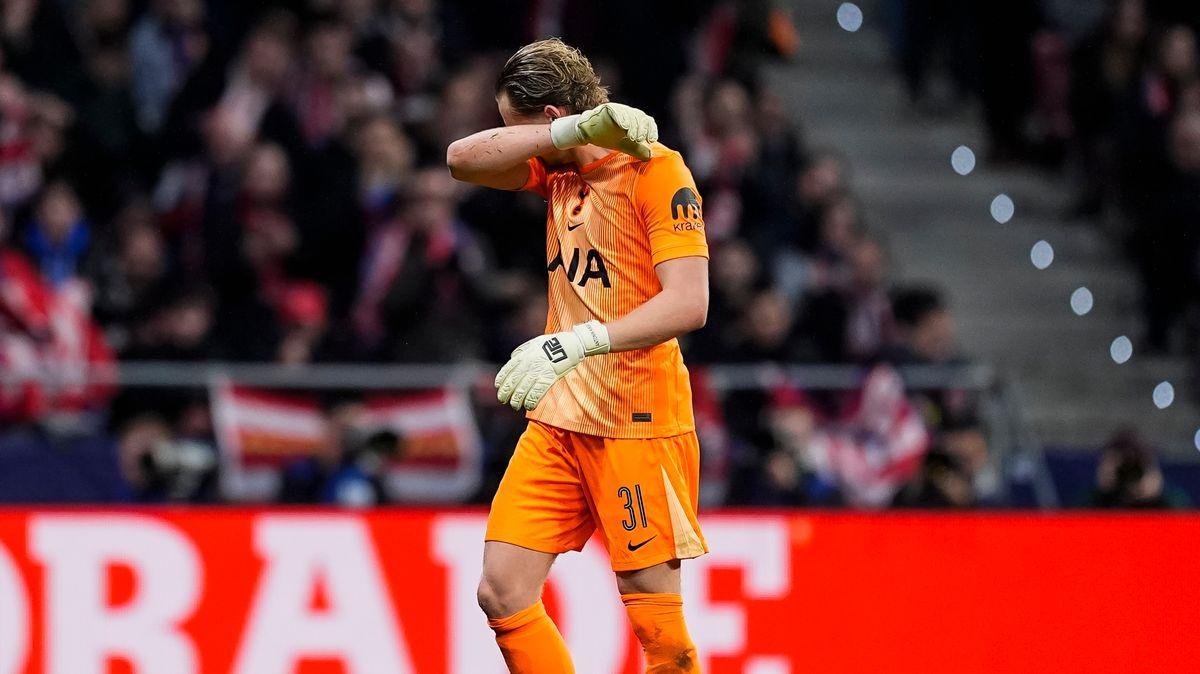 足坛罕见羞辱！热刺门将首发17分钟被换下，03崩盘心态崩了