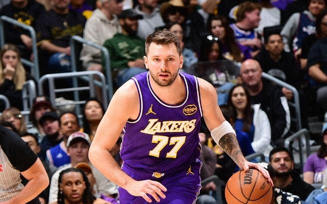 詹姆斯尴尬准三双里夫斯35分救主，大帝空砍35+7+7，湖人逆转76人