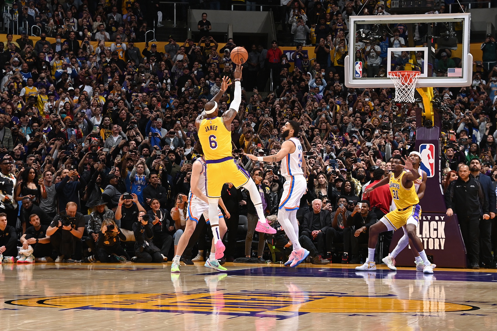 NBA官方回顾詹姆斯生涯十佳进球扣翻特里登顶历史得分王